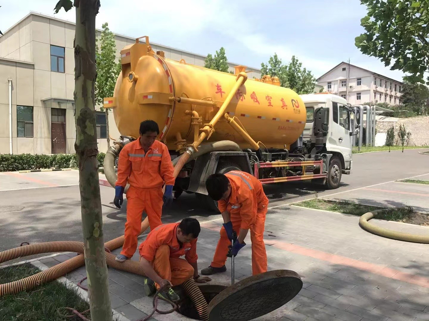 双峰化粪池清理与5-8吨吸粪车施工效率分析